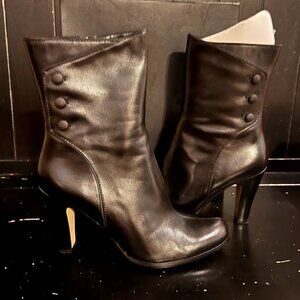 Tahari Tryst Boot with box